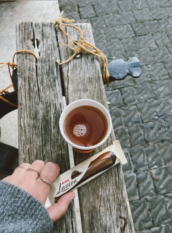 Çay içer misin çocuk adam?