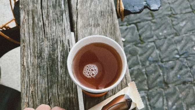 Çay içer misin çocuk adam?