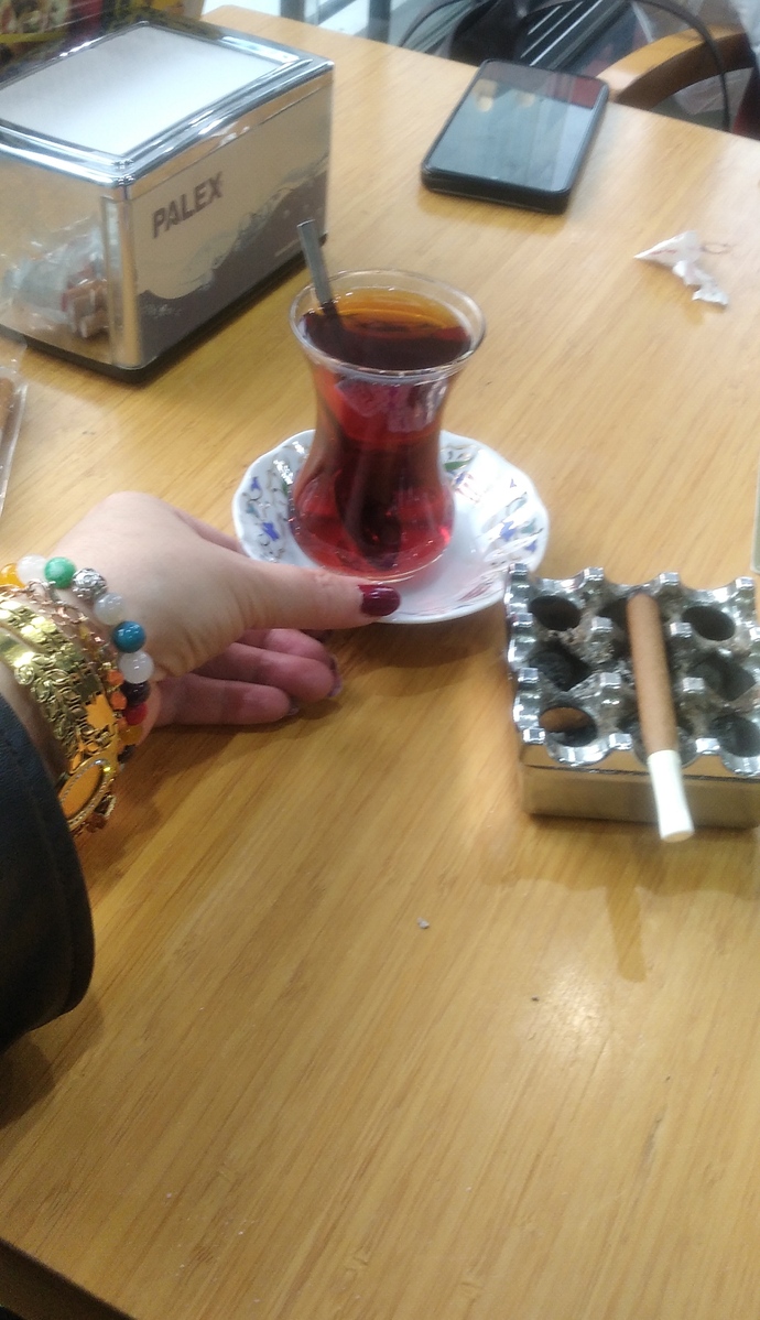 Çayın yanında puro mu yoksa nargile mi daha iyi gider 🍁?