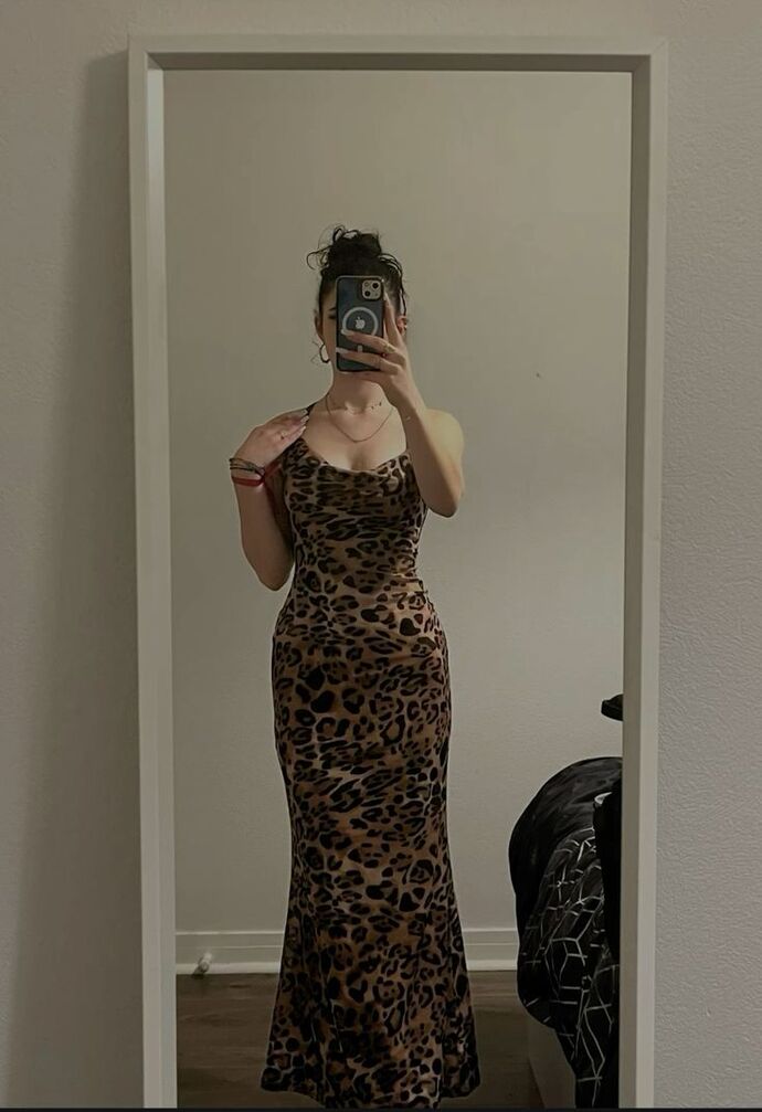 Leoparlı elbiseler güzel mi sizcee?