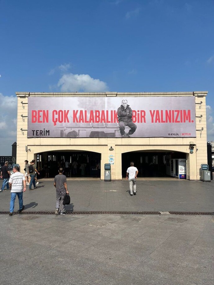Çevresinde çok fazla insan varken bile yalnız kalabilir mi insan?