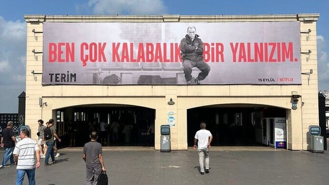 Çevresinde çok fazla insan varken bile yalnız kalabilir mi insan?