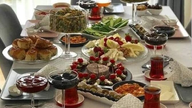 Eşiniz/Sevgiliniz sofra kurmaya ya da  toplamaya yardım ediyor mu?