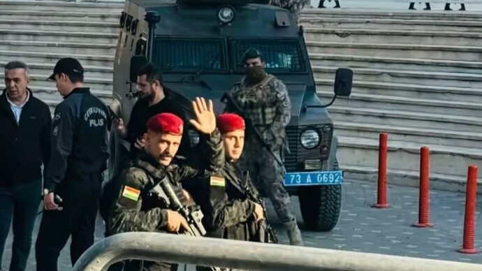 Fotoğrafta pöh peşmergeleri kıskanmış mı sizce?