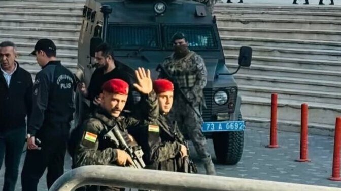Fotoğrafta pöh peşmergeleri kıskanmış mı sizce?