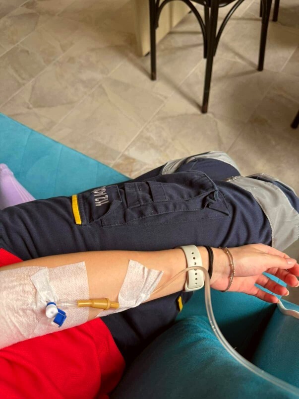 Normal insanlar güne kahveyle uyanır, ben sağlık paketiyle. Sizce gün mü bana mı kafa tutuyor, yoksa ben mi günü hizaya sokarım?