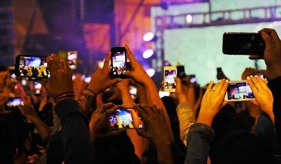 Konserde sevdiğiniz şarkı çıkınca hemen videoya alır mısınız yoksa anın tadını mı çıkarırsınız?