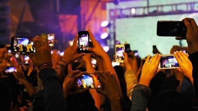 Konserde sevdiğiniz şarkı çıkınca hemen videoya alır mısınız yoksa anın tadını mı çıkarırsınız?