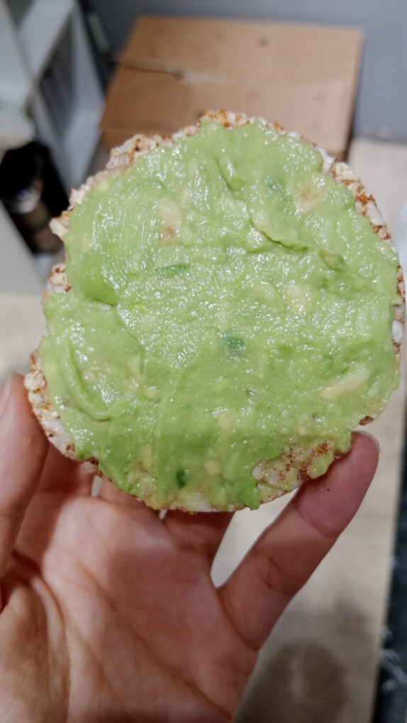 Kahvaltı çoktan yapıldı ara öğün zamanı favorim olan buğday patlağı avokado ikilisi 3-5 çerez gibi gidiyor avokado sever misiniz?