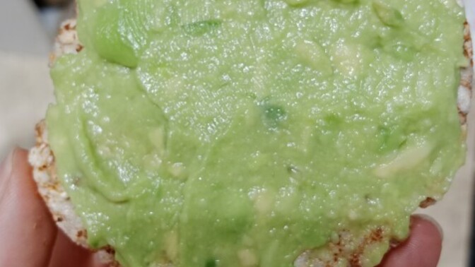 Kahvaltı çoktan yapıldı ara öğün zamanı favorim olan buğday patlağı avokado ikilisi 3-5 çerez gibi gidiyor avokado sever misiniz?