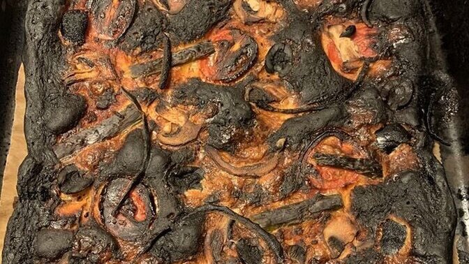 Pizza yaptım ama biraz fazla mı kızarmış?