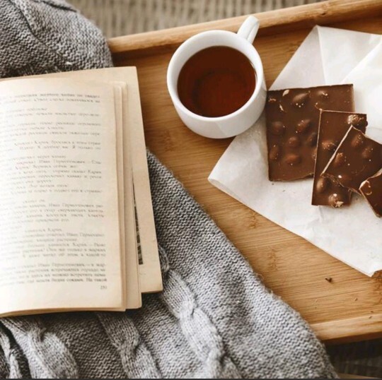 Alışveriş & Hediyeler 🎁 💃🏻 Her hafta kapına gelecek bir kitap mı seni mutlu eder yoksa bir kutu çikolata mı?