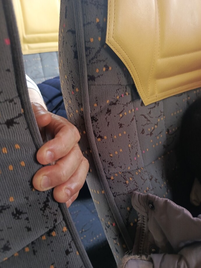 Otobuste yolculuk yapıyorum bu elde akrabanın sureklı benım koltuğa elını koyuyo uyarmalımıyım?