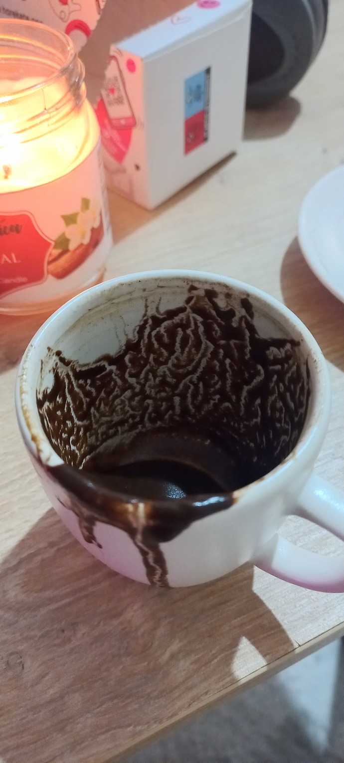 Fal bakabilenler bana bakabilir mi? ne cikmis falimda?