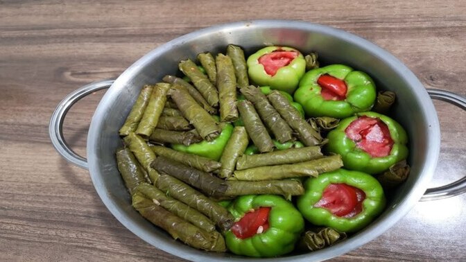 Zeytinyağlı yaprak sarması mı, yøksa biber dolması mı?