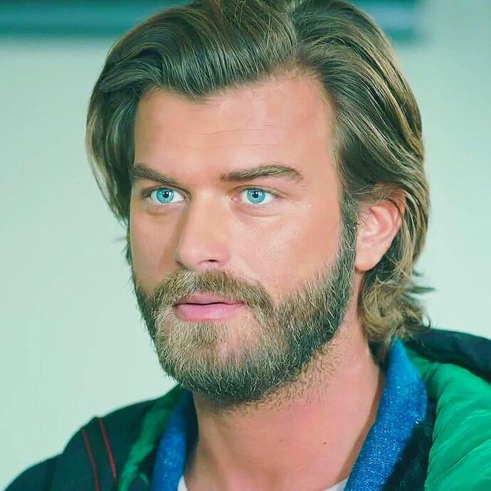 Michael morrone mi Kıvanç Tatlıtuğ mu daha yakışıklı sizce?