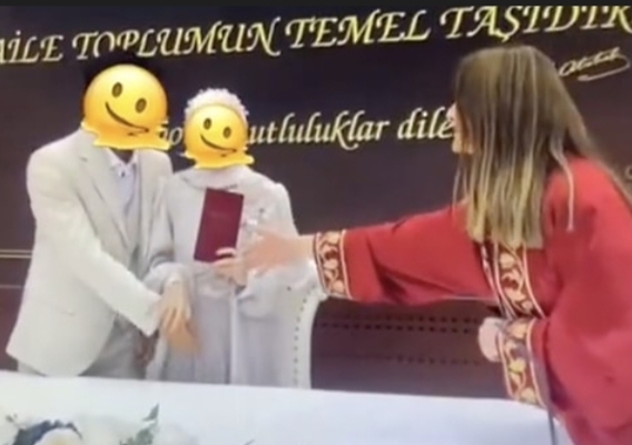 Eşiniz nikah sonrası nikah memuruyla tokalaşmanıza izin vermezse ne yaparsınız?