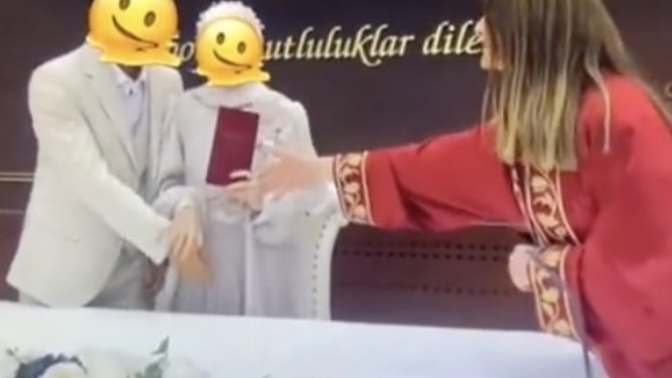 Eşiniz nikah sonrası nikah memuruyla tokalaşmanıza izin vermezse ne yaparsınız?
