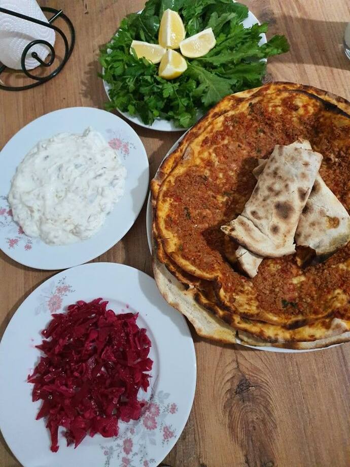Kendi ellerimle lahmacun yaptım yiyonuz mu?