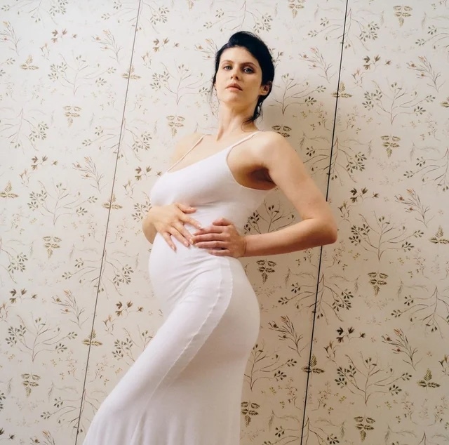 Alexandra Daddario hamilelik yakışmamış mı?