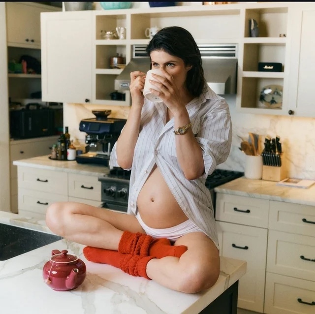 Alexandra Daddario hamilelik yakışmamış mı?