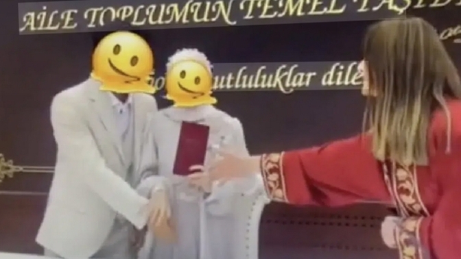 Gelin damadın elini çekti, sosyal medyada gündem oldu! Olay hakkındaki yorumunuz nedir?