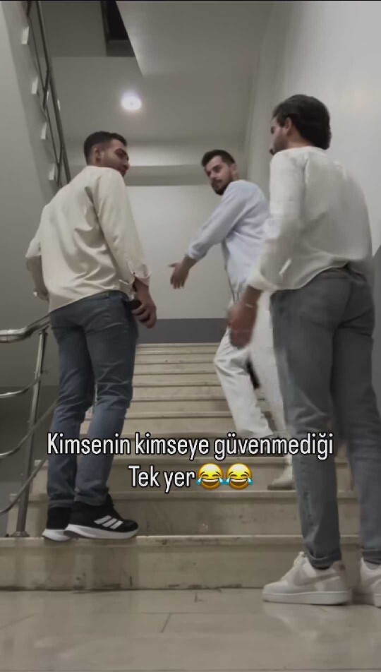 Merdivenden çıkarken önden mi çıkarsınız, yoksa arkadan mı?