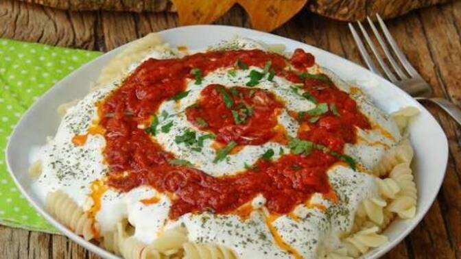 Yoğurtlu makarna sever misin?