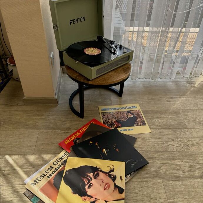 1den 70e kadar bir sayı yazın size nostalji listemden bir şarkıyı paylaşayım! Ne dersiniz?