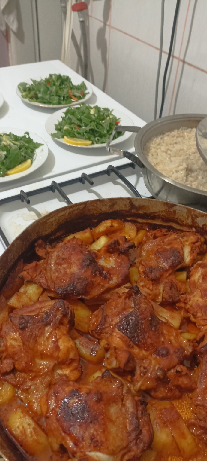 Fırında tavuk ve pilav vede salata sever misiniz?