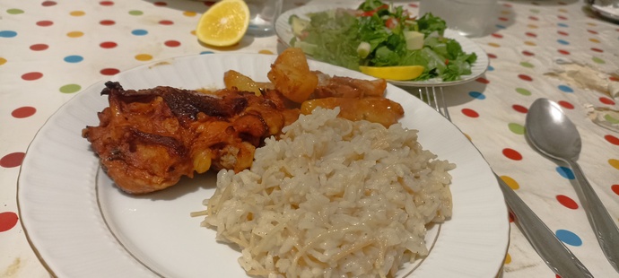 Fırında tavuk ve pilav vede salata sever misiniz?