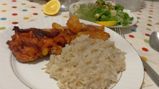 Fırında tavuk ve pilav vede salata sever misiniz?