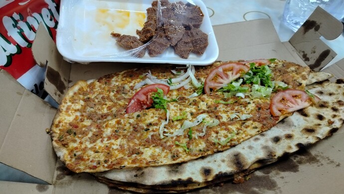 Yemekten kurt çıkınca, onun yerine mecburen lahmacun çiğ köfte yer misin?
