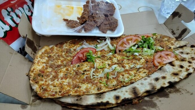 Yemekten kurt çıkınca, onun yerine mecburen lahmacun çiğ köfte yer misin?