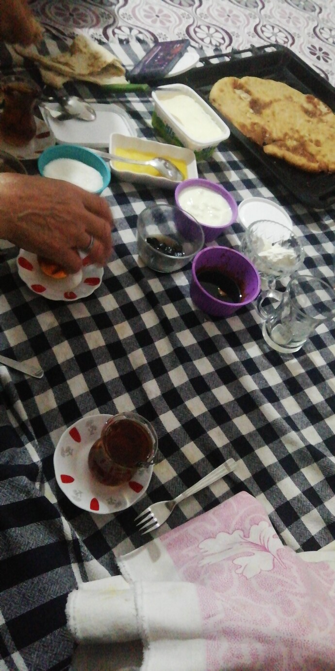 Bilin bakalım bu sofrada kime değer verilmiş kim değersiz hissettirilmiş?