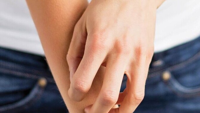 Güneşli havada oturunca vücudumda iğne batması gibi kaşıntı başladı, sizde de oluyor mu?