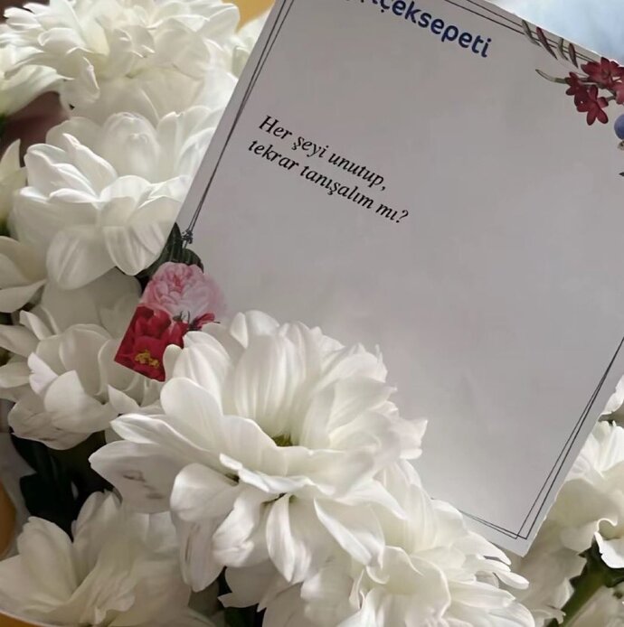 Esski sevgiliniz böyle bir çiçek ve not gönderse naparsınız?