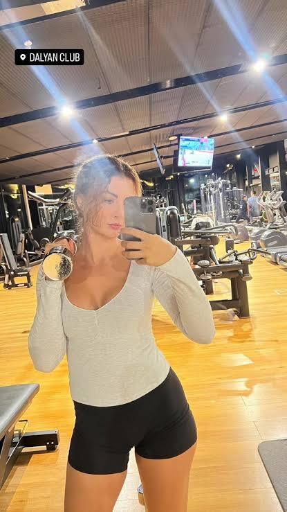 Burcu Özbek’in fiziği çok iyi değil mi sizcede?