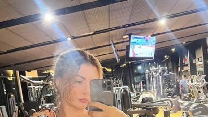 Burcu Özbek’in fiziği çok iyi değil mi sizcede?