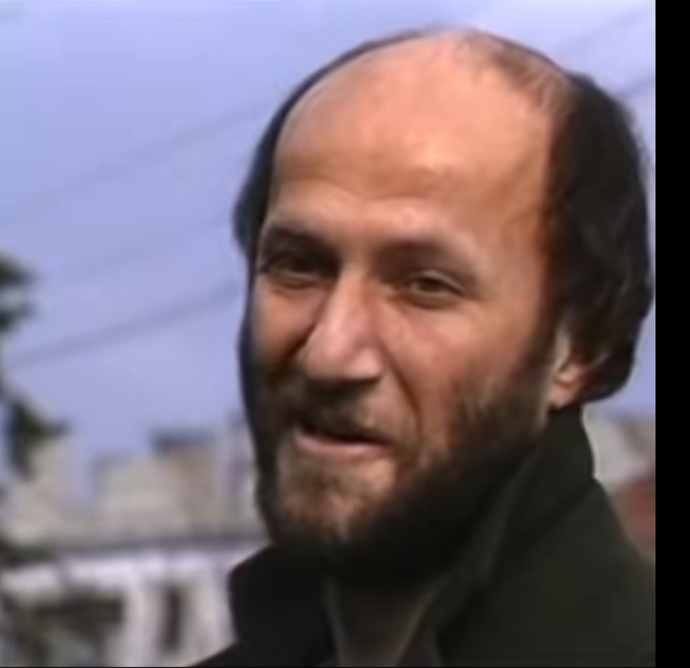 Bu adam aşırı yakışıklı değil mi?