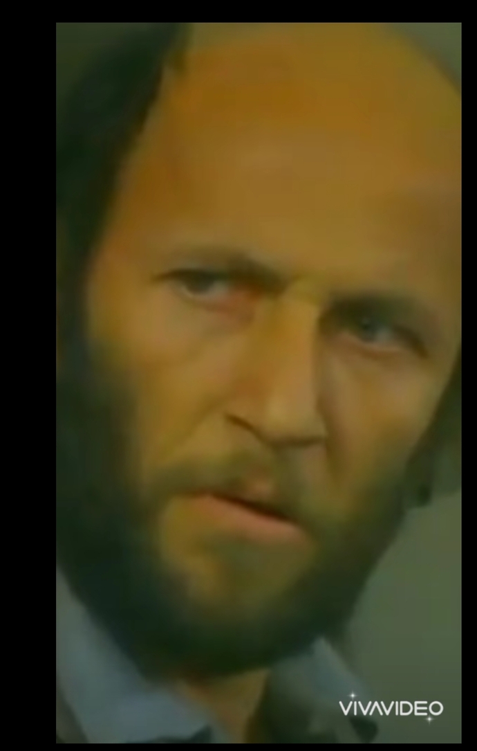 Bu adam aşırı yakışıklı değil mi?