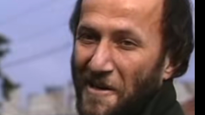 Bu adam aşırı yakışıklı değil mi?