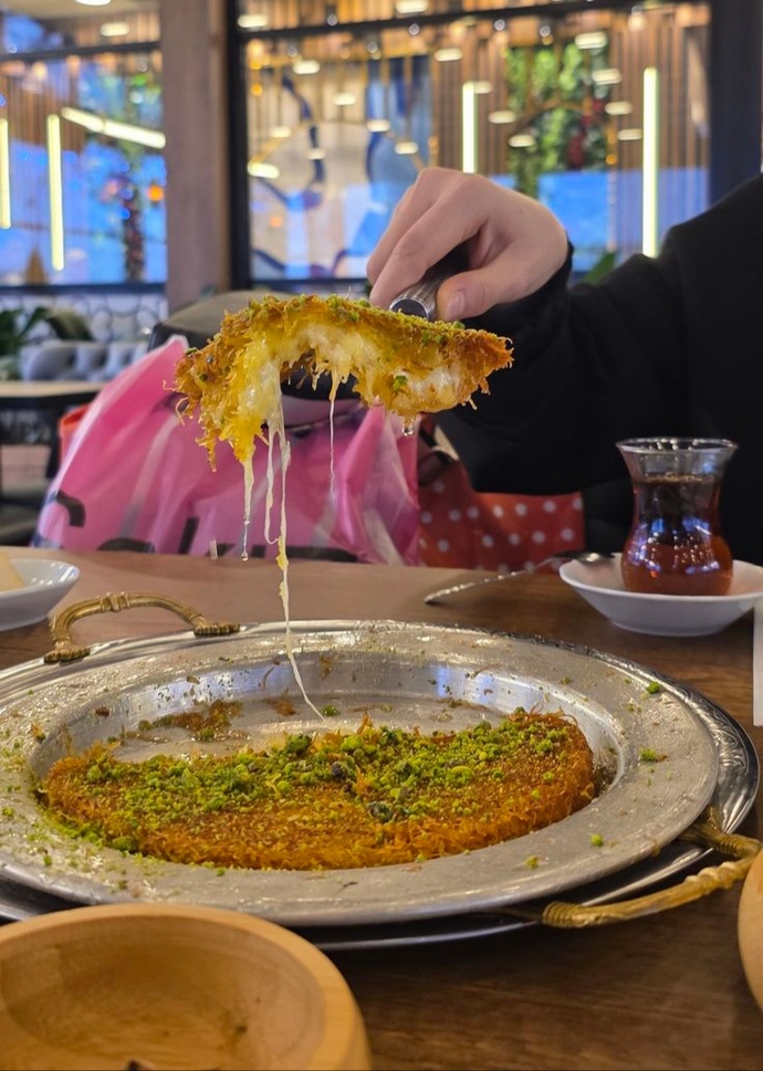 Künefe kaymaklı mı yoksa peynirli mi daha güzel?