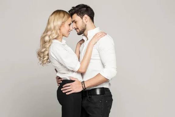 Romantik bir anı daha unutulmaz yapan nedir bakış mı dokunuş mı?