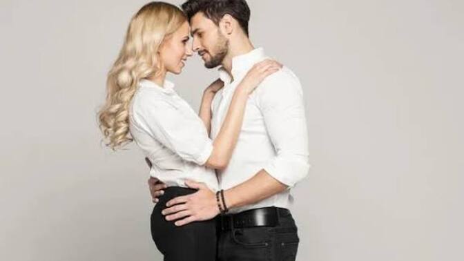Romantik bir anı daha unutulmaz yapan nedir bakış mı dokunuş mı?