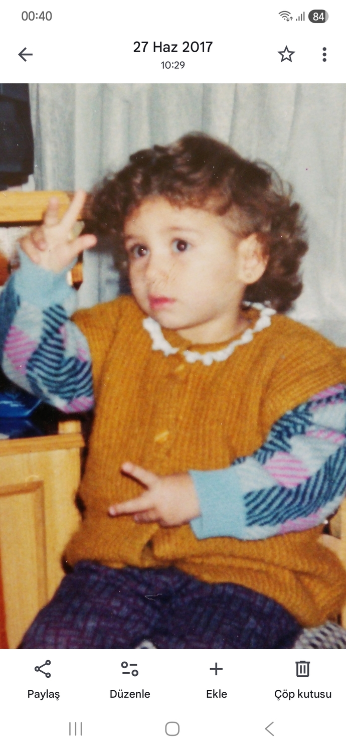 Çocukluğuna dair bir anı veya fotoğraf bırakır mısın?
