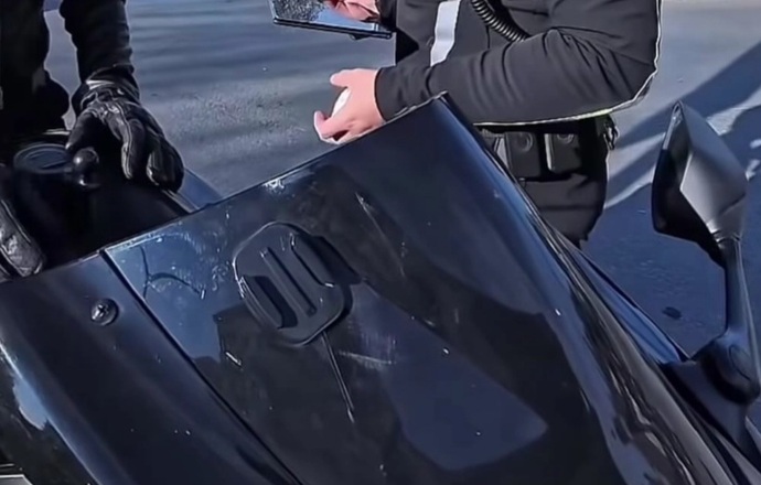 Aynı polisle iki defadır çevirmede karşılaşıyoruz üçüncü de evlenme teklifi gelir mi sizce🤪?