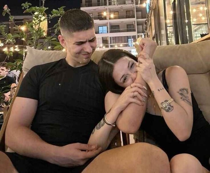 Sevgilin seni kıskandığını belli etse, bu sende değer veriyor düşüncesi mi yaratır yoksa baskı uyguluyor düşüncesi mi?