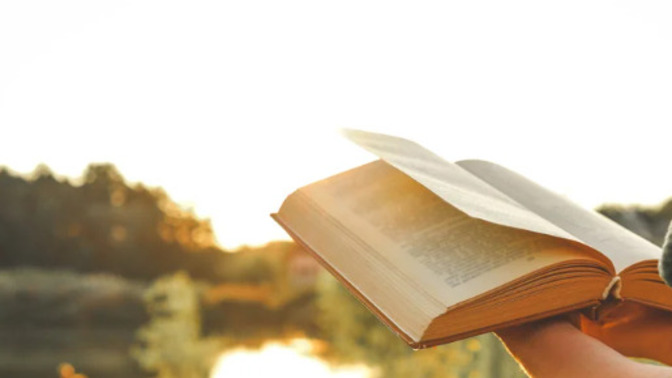 Akşam uyumadan önce kitap okumak mı sabah sessizliğinde okumak mı?