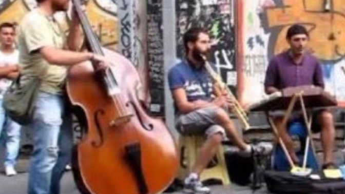 Bir sokak müzisyeninden tek bir şarkı isteyebilsen, ne olurdu?